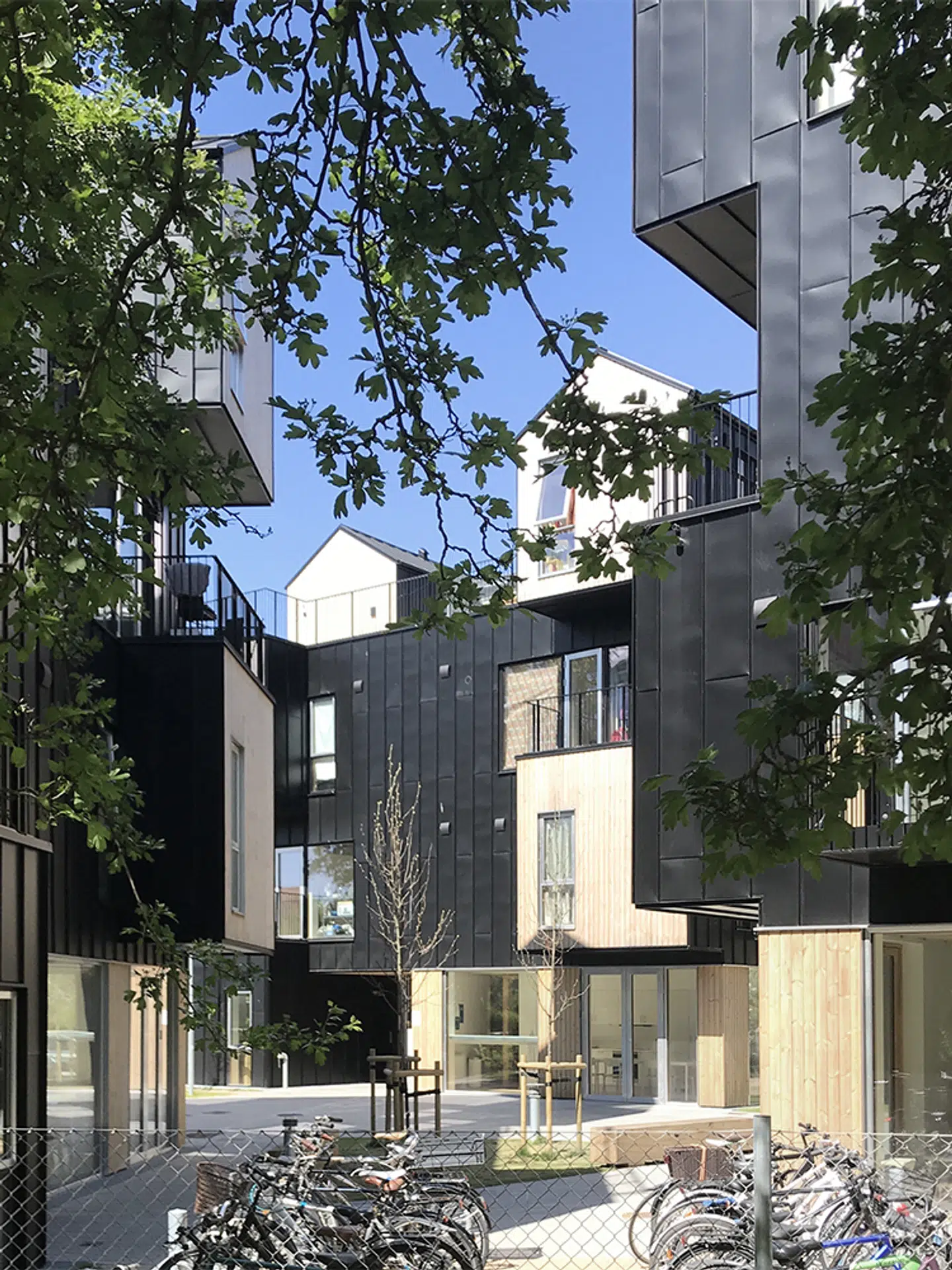 De almene boliger er placeret på Frederiksberg og er indrettet til at blive delt mellem to personer. De er en del af et koncept, som har til formål at understøtte venskab, uddannelse og integration og er udviklet af ONV Arkitekter og We Do Democracy.