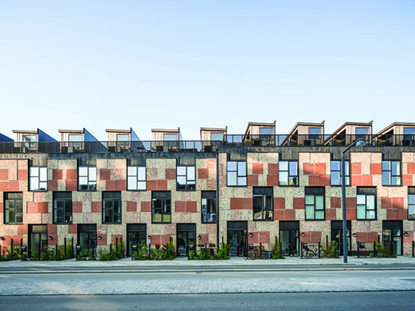 Boligerne, der er placeret i Ørestaden, er blandt andet bygget af genbrugsteglfacader fra efterladte boliger. Projektet blev færdigt i 2019 og er udviklet af Lendager Group.