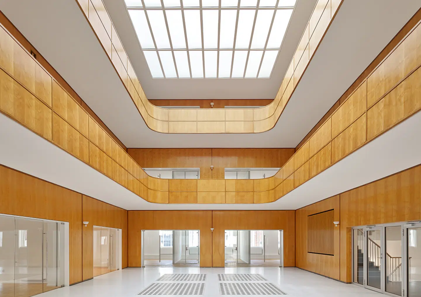 Kontorbygningen, der ligger på Holmens Kanal 20 i København, blev renoveret færdigt i 2020 og huser i dag Klima-, Energi- og Forsyningsministeriet. Udviklet af Rørbæk og Møller Arkitekter og Bertelsen & Scheving Arkitekter.