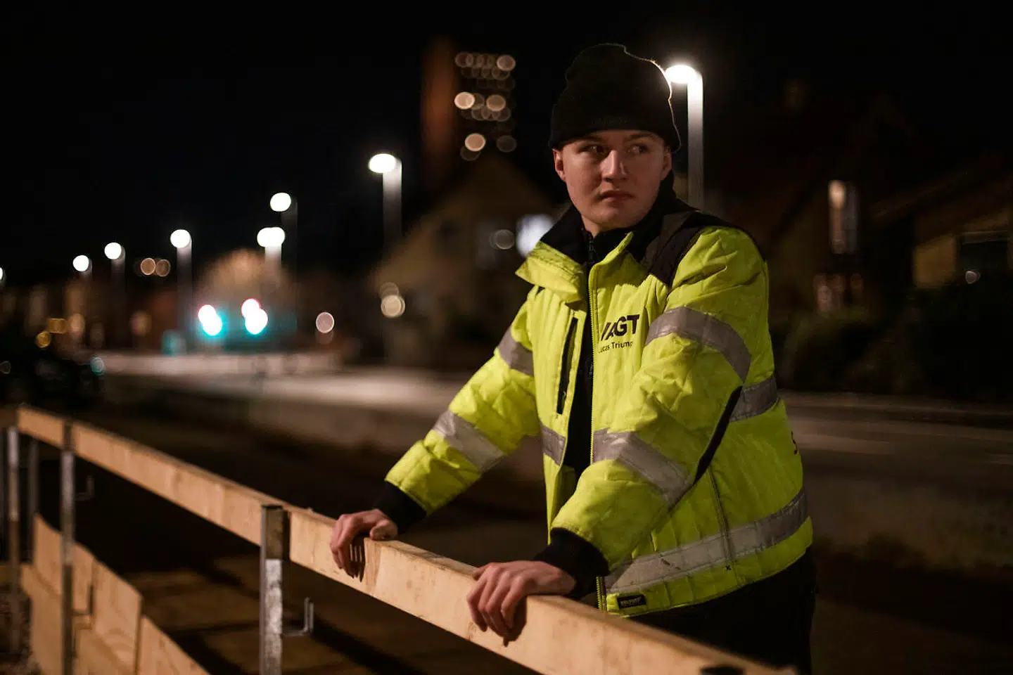 Berlingske møder Lucas Thomsen klokken 20.00 ved en byggeplads i Lyngby. Han er vagt for NSS Security. Han er sendt ud for at holde øje, og det har han gjort siden torsdag. Om fredagen var den gal igen.