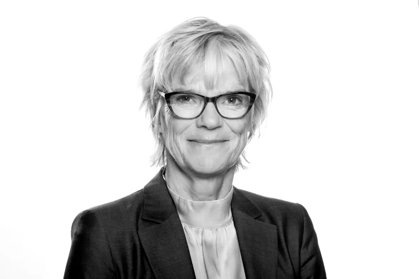 Statsminister Mette Frederiksen (S) og departementschef i Statsministeriet Barbara Bertelsen »åbner ingen flanker for useriøse angreb og karakteristik ved at lade sig friste til at spille kvindekortet og klæde sig lidt mere sexet eller labert end godt er, når man vil tages seriøst som toppolitiker,« skrev Birgitte Erhardtsen blandt andet i sin kommentar.