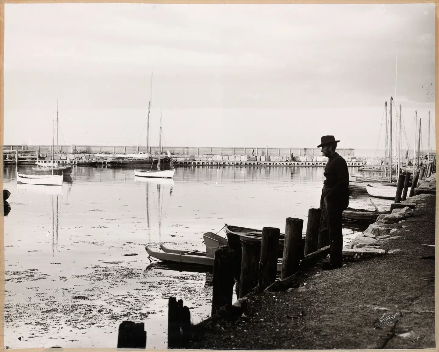 Der er billeder helt tilbage til slutningen af 1800-taller. Her en tænksom mand ved Skovshoved Havn i 1897.