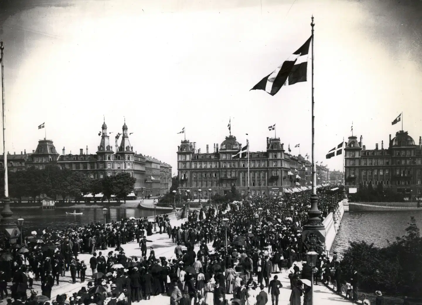 Hvis man nyder en kold øl på Dronning Louises Bro en varm sommerdag, kan man springe tilbage til en anden tid, hvor broen også var populær. Ukendt årstal.