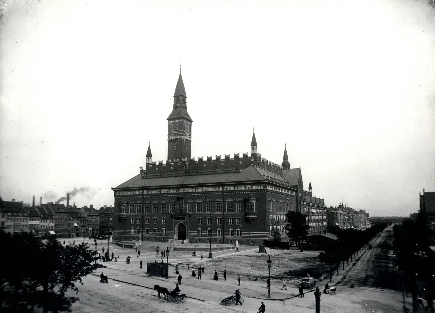 Rådhuspladsen i en noget anden virkelighed – før partikelforurening, busterminaler og strøgbutikker var til debat. (Ukendt årstal).