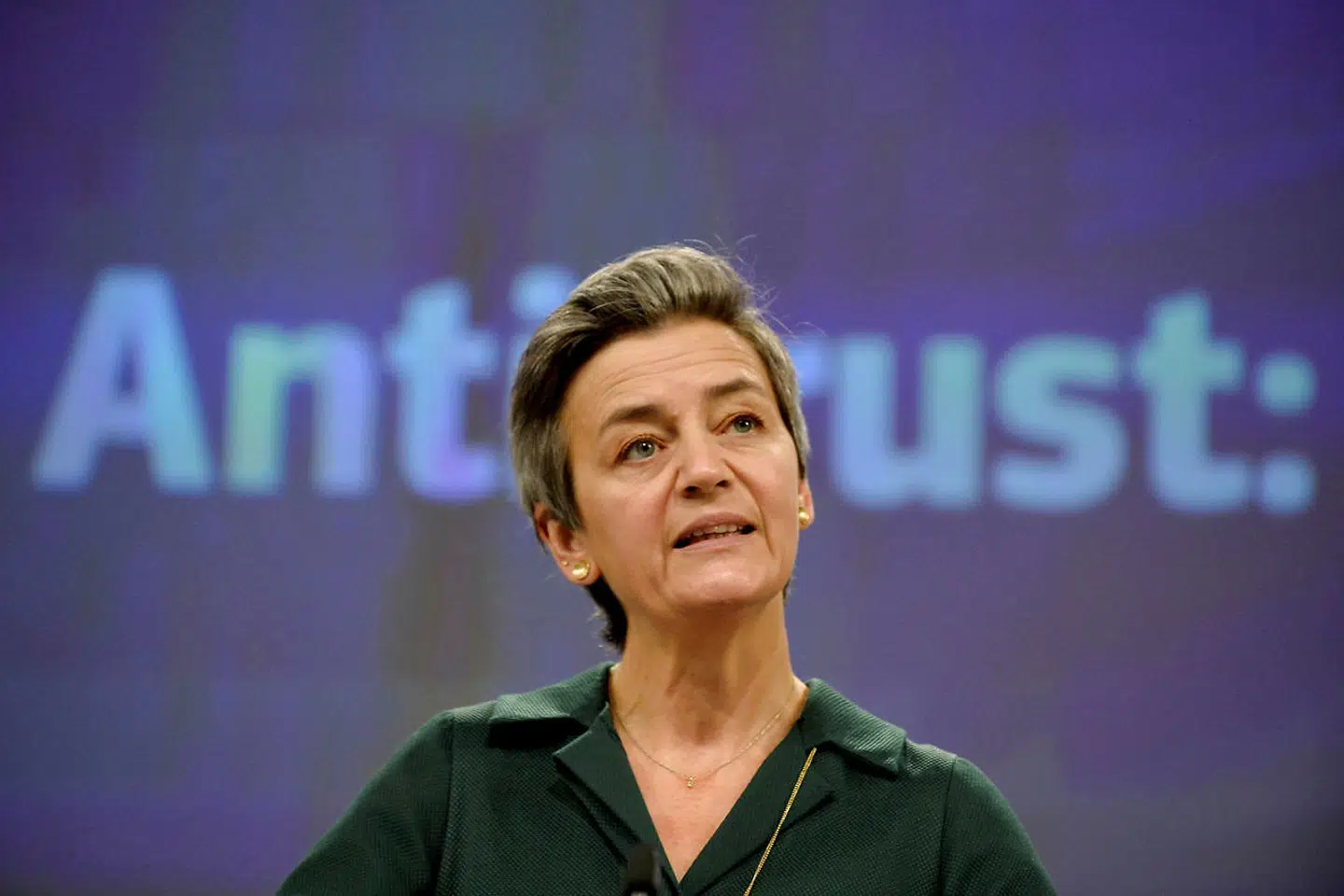 EU-Kommissionen har været flittige til at »bekymre sig« om den indskrænkede mediefrihed i Ungarn og Polen. Konkurrencekommissær Margrethe Vestager var en af dem, der faktisk kunne have gjort noget, lyder kritikken.