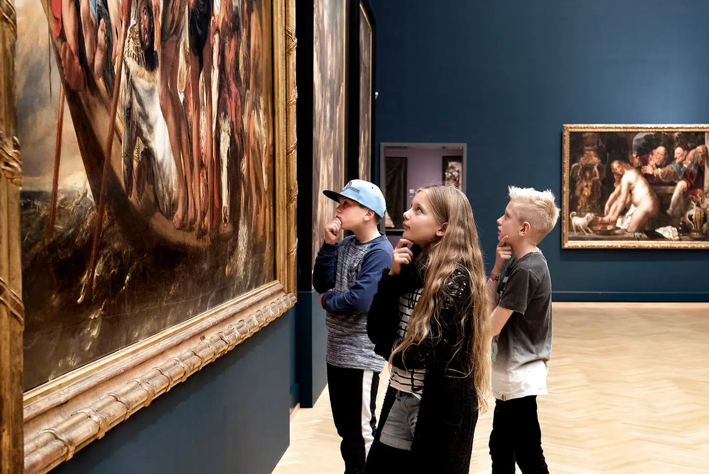 Vi tager med tre unge på Statens Museum for Kunst for at finde ud af, hvad unge skal med kunst? Her Mathias Bjerregaard Nielsen (th.), Sarah P. Larsen og Mikkel Q. Nielsen.