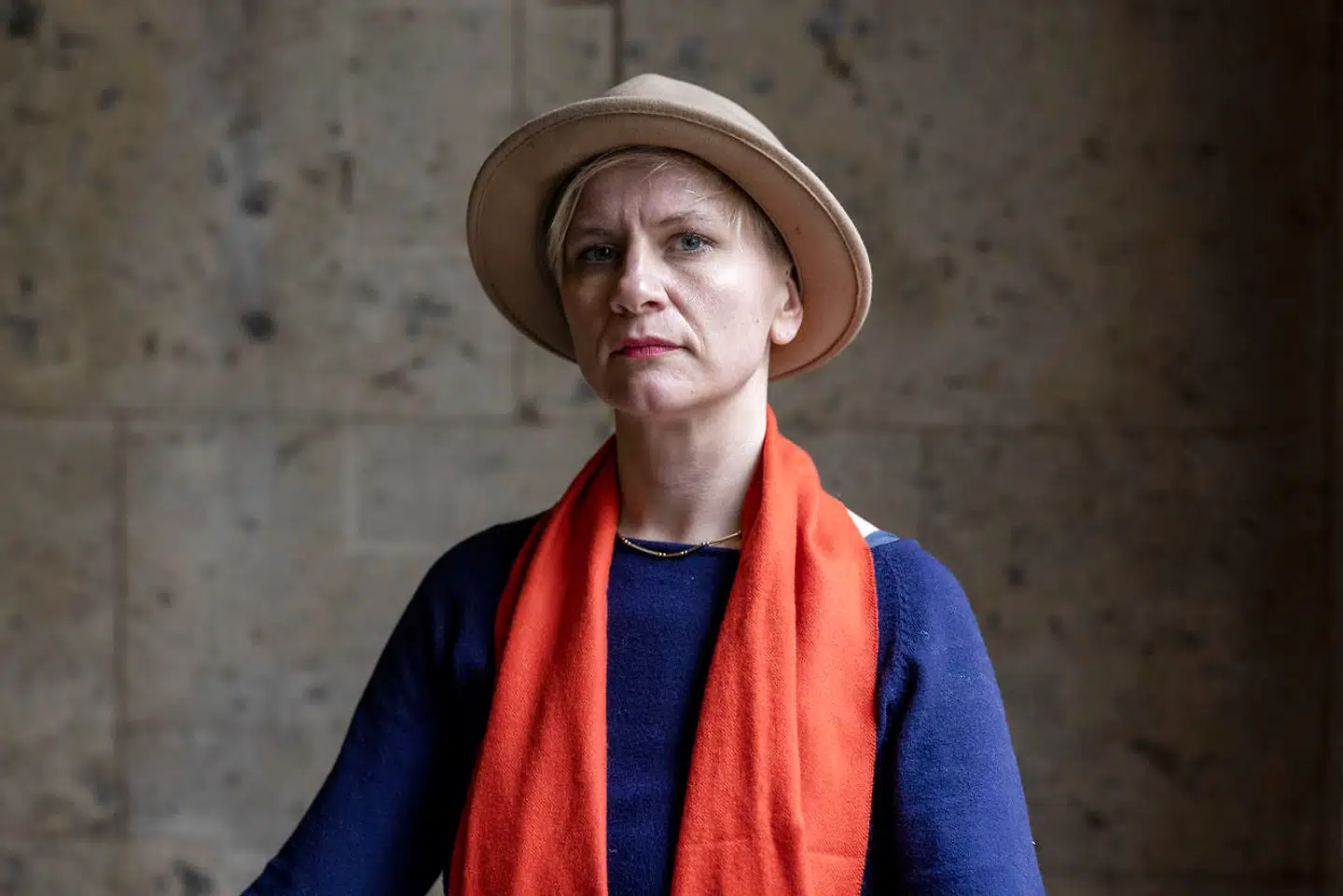 Katrine Dirckinck-Holmfeld, kunstner og leder af Institut for Kunst, Skrift og Forskning på Det Kgl. Danske Kunstakademi, tog ansvaret for, at Kunstakademiets gipsbuste af Frederik V endte i Københavns Havn.