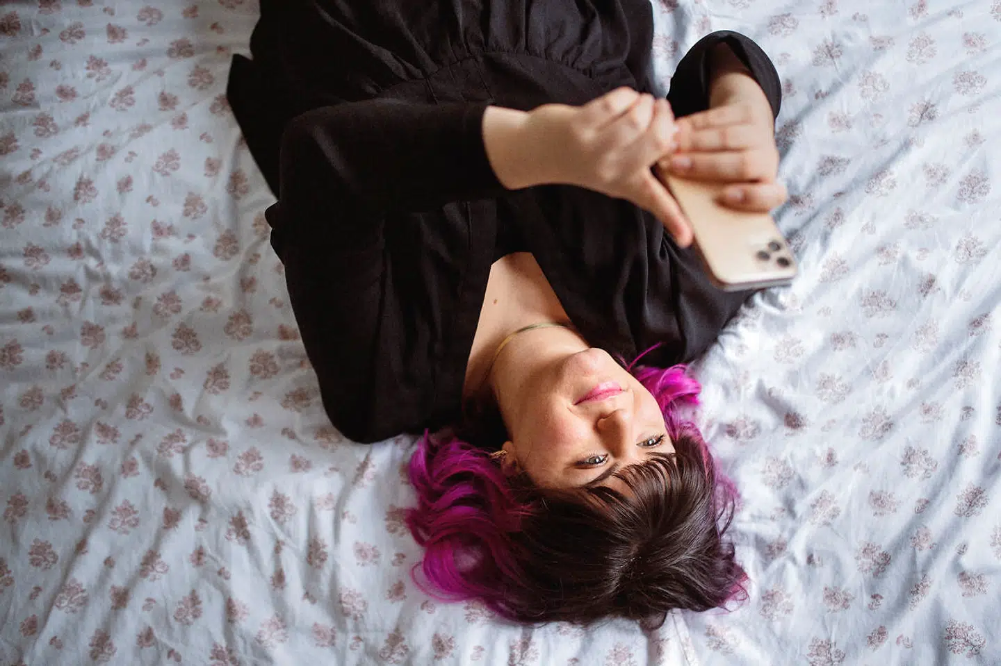 Maria Rokan laver TikTok-videoer for at oplyse unge og aflive myten om mødommen. Selvom hun får kommentarer fra folk, der anklager hende for at »tale om konspirationsteorier«, får hun flest positive kommentarer fra unge piger, der sætter pris på videoerne.