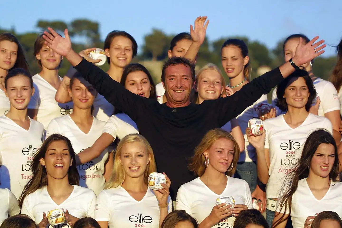 Gérald Marie sammen med finalisterne i det årlige show Elite Model Look tilbage i 2001. Præmien til de tre vindere? En kontakt med Elite Model Management.