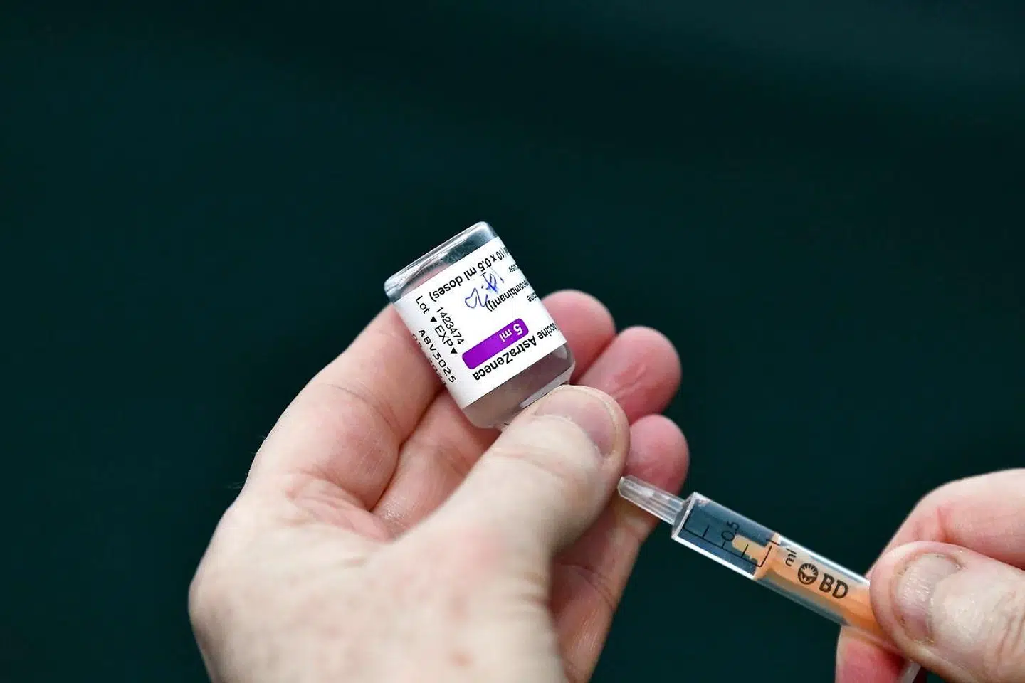 Den britisk-svenske virksomhed AstraZeneca har beklaget den relativt høje andel af vaccinerede, der oplever bivirkninger.