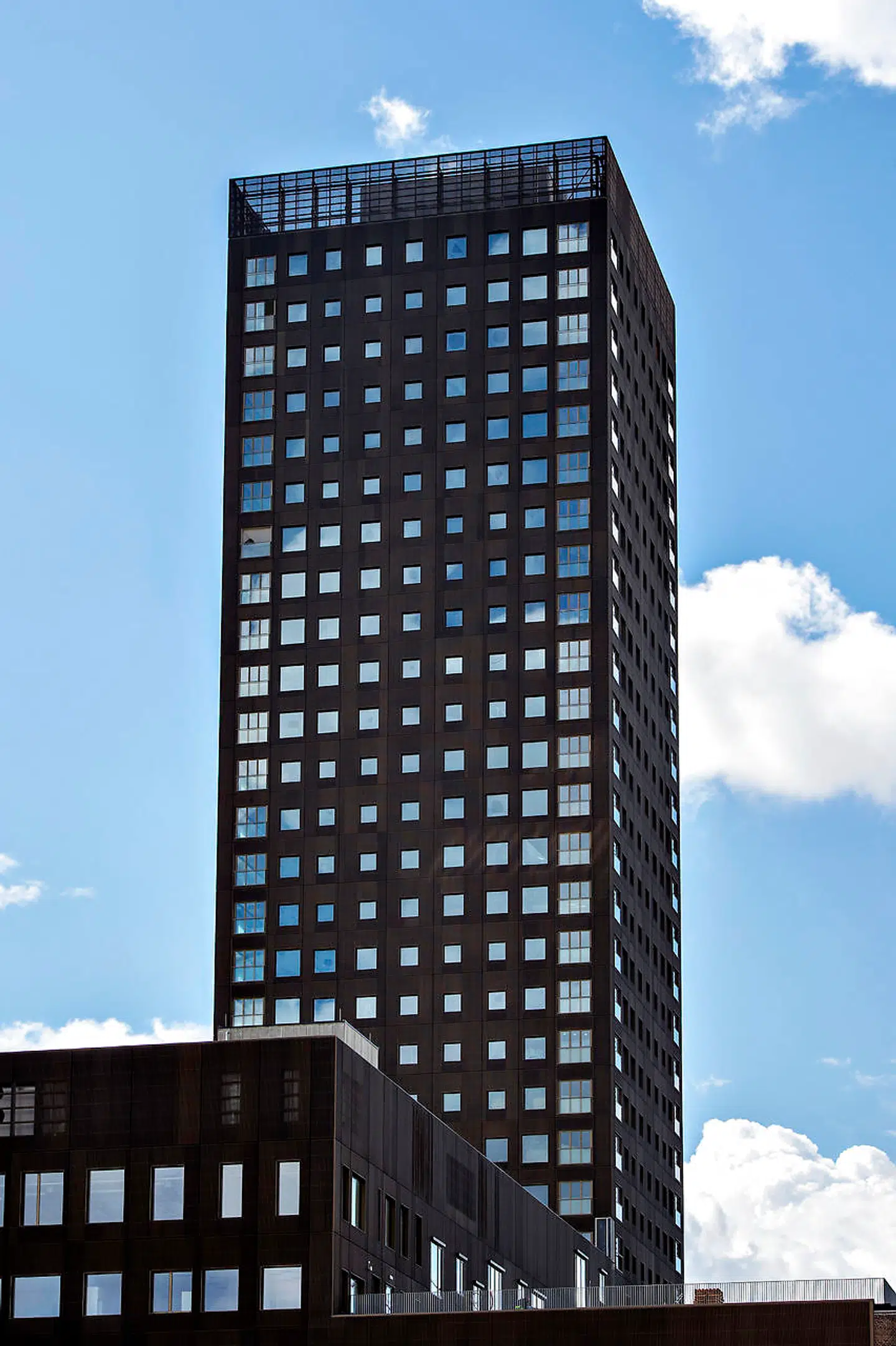 København bygger ikke for alle sine borgere - - - Bohrs Tårn - er det nye vartegn for Carlsberg Byen. Bygningen der er 100 meter høj ligger i den gamle Carlsberg by på Valby Bakke. Tårnet er en del af Stationsområdet, der er Carlsberg Byens første nybygger-etape i det gamle bryggeris sydøstligste hjørne, hvor Vesterfælledvej og Vigerslev Allé mødes. Her åbner i 2016 både Carlsberg Station, der erstatter Enghave Station på S-togsnettet, og undervisningskomplekset Campus Carlsberg, hvor Professionshøjskolen UCC samler 10.000 af sine blandt andet lærer-, pædagog- og sygepleje-studerende. 8.-29. etage i tårnet kommer til at rumme ejerlejligheder.. (Foto: Bax Lindhardt/Scanpix 2016)