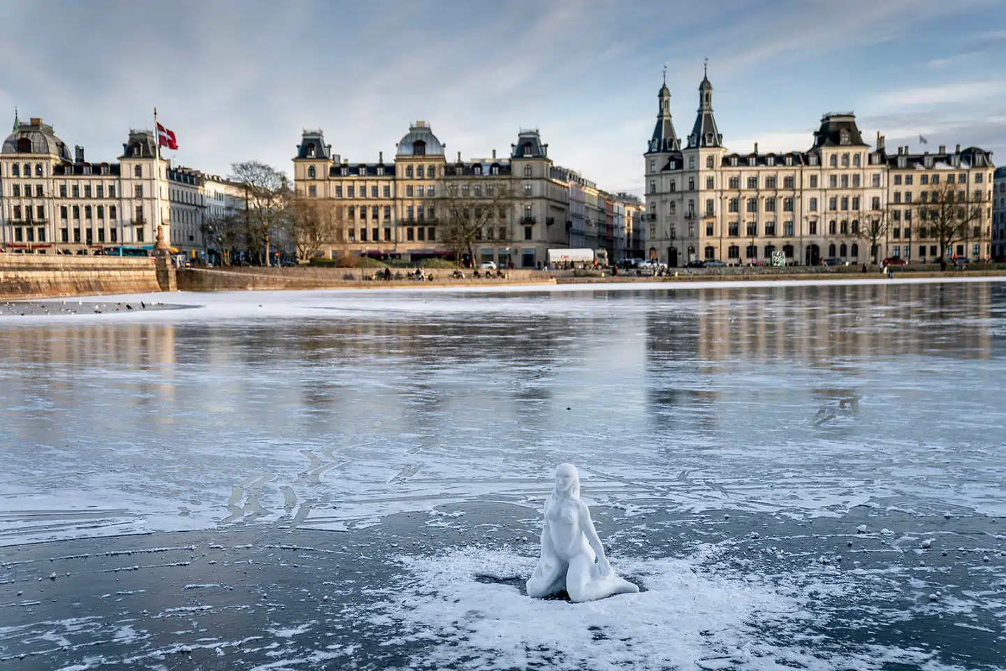 Flere steder i København er vandet frosset til is. Det får mange mennesker til at gå ud på isen, men det sker også andre steder i landet. Politiet advarer mod det.