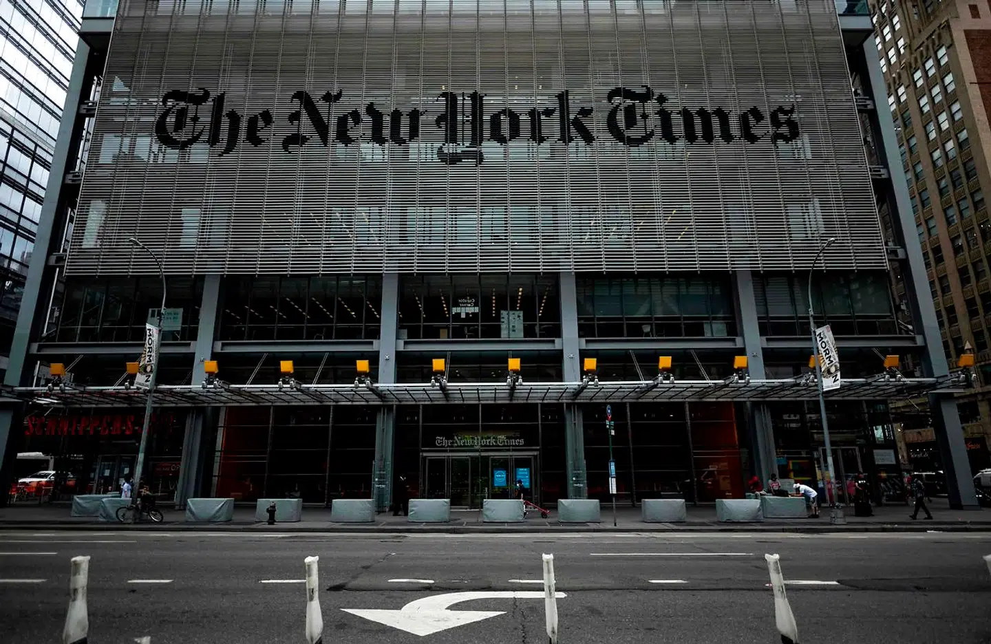 »Den familie af teorier, postkolonial teori indgår i, kan ikke alene ødelægge verdens mest velrenommerede avis. Den kan også ødelægge alle vores uddannelser. Derfor er modstand mere afgørende end nogensinde,« skriver Henrik Dahl.