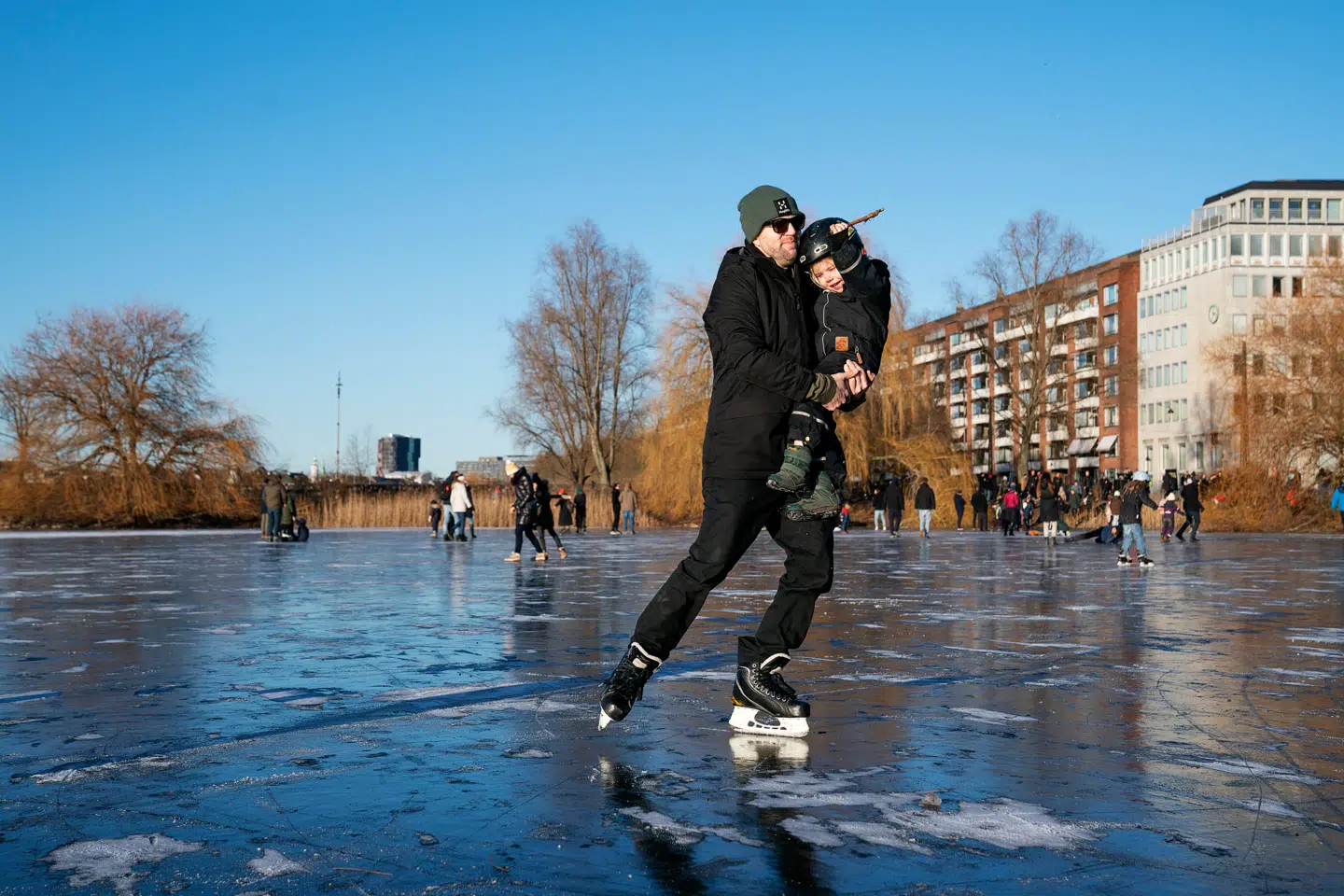 Mange københavnere benyttede lørdagens klare vejr til en tur på Sankt Jørgens Sø.