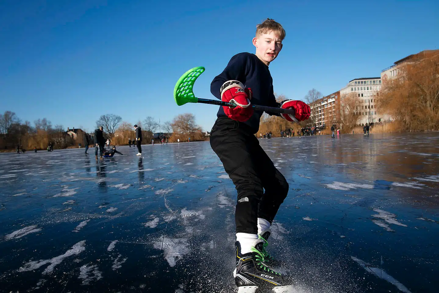Isens tykkelse er passende til gåture og skøjteløb, men det kan stadig være farligt at hoppe på isen eller samles for mange på én gang.