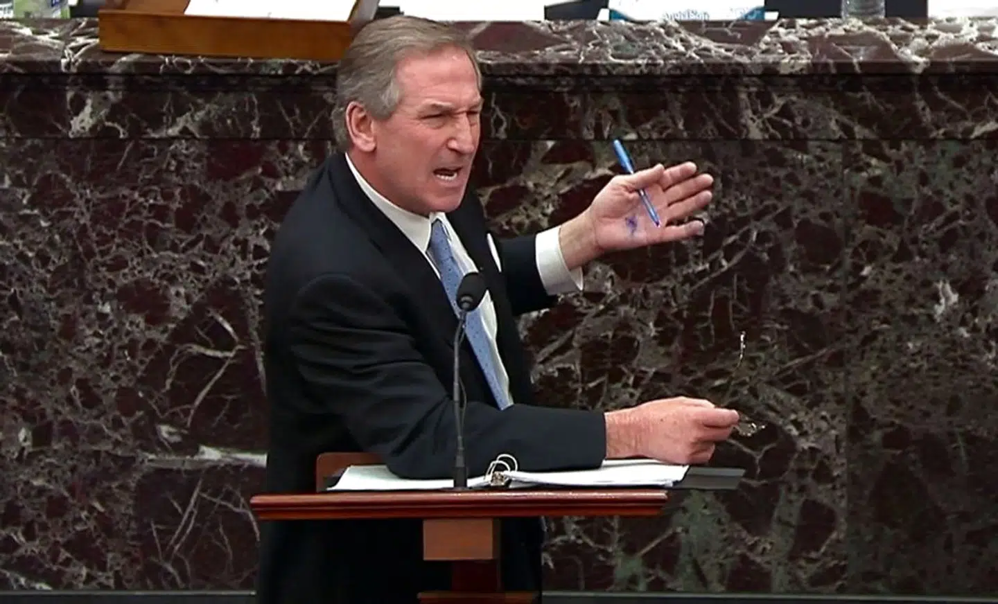 Michael van der Veen, advokat for Donald Trump, reagerede vredt lørdag, da de demokratiske anklagere forlangte at føre et vidne i rigsretssagen. Men efter en forhandling bag lukkede døre, blev der indgået aftale om, at en skriftlig erklæring fra vidnet i stedet kunne indgå i sagens akter. U.S. Senate TV/Handout via Reuters EDITORIAL USE ONLY NO COMMERCIAL SALES