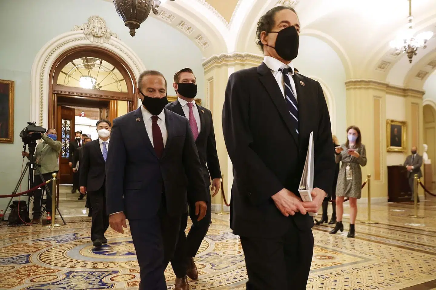 Jamie Raskin, Demokraternes chefanklager, forlader senatskammeret efter afslutningen på rigsretssagen mod Donald Trump lørdag. Chip Somodevilla/Getty Images/AFP == FOR NEWSPAPERS, INTERNET, TELCOS & TELEVISION USE ONLY ==