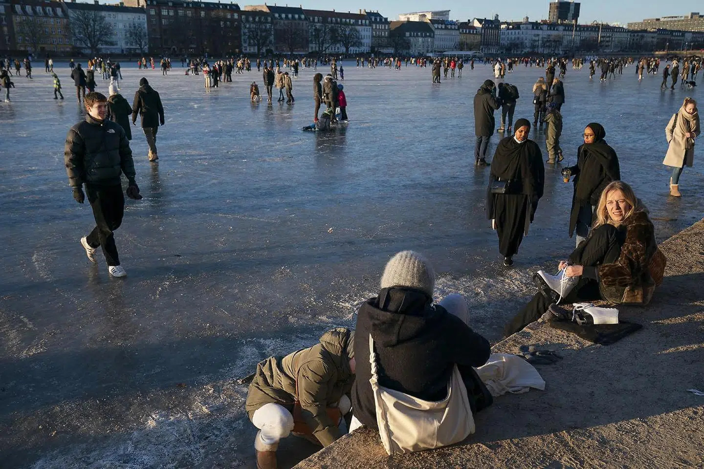 Københavns Politi har frem til klokken 16 uddelt ti bøder til personer, der havde begivet sig ud på isen ulovligt. Bøderne er uddelt ved Søerne.