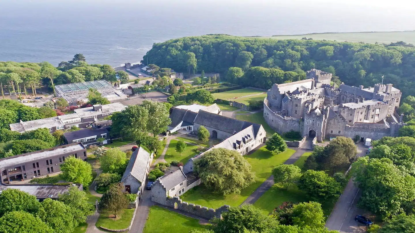 UWC Atlantic College ligger smukt ud til Bristolkanalen i det sydlige Wales. De eventyrslotslignende bygninger og et alternativt pensum har i den britiske formiddagspresse givet skolen øgenavnet Hippiehogwards.