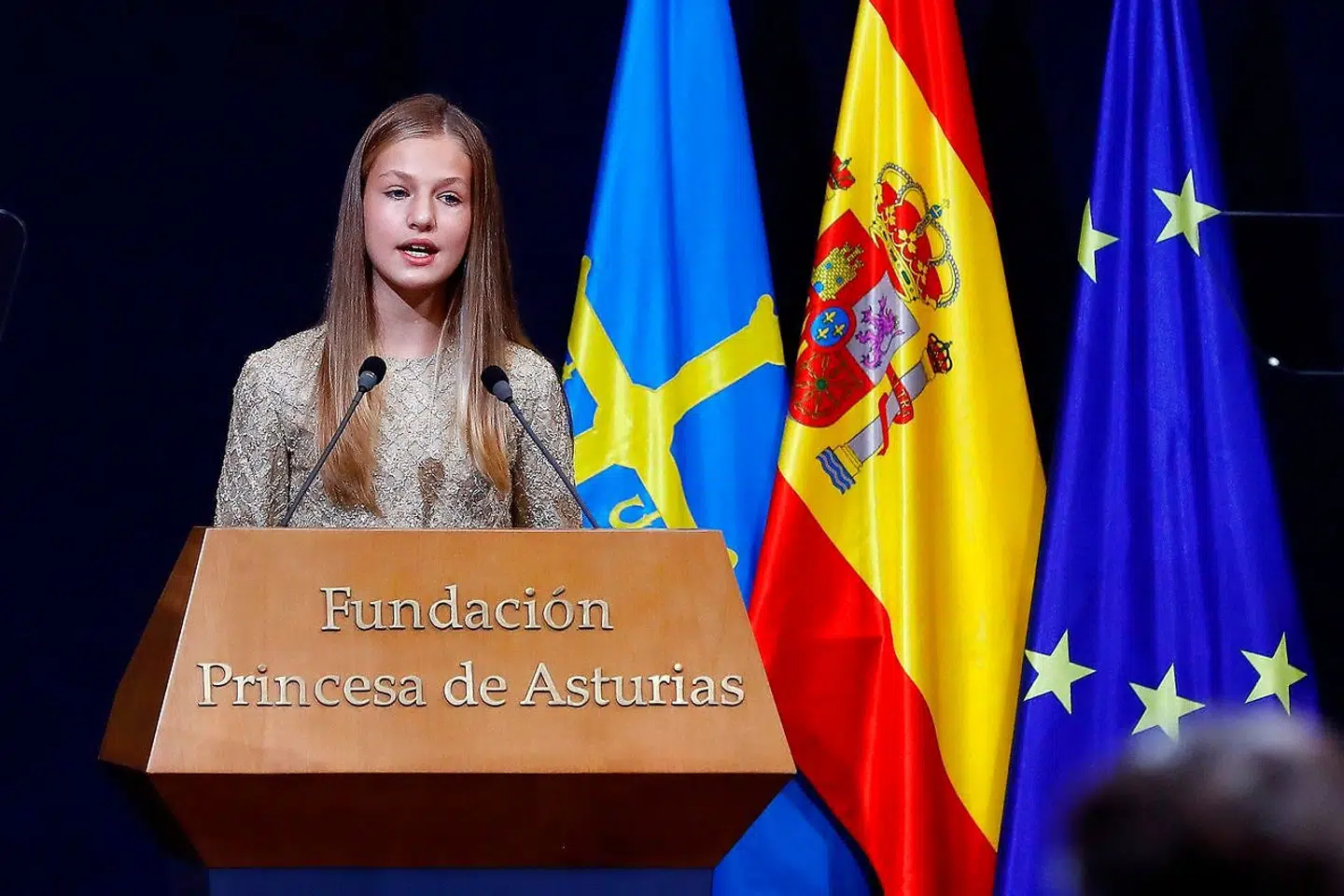 Selvom kronprinsesse Leonor kun er 15 år, har hun forlængst taget fat på sine officielle pligter. Her taler hun i forbindelse med sidste års uddeling af Spaniens fornemste priser, der med henvisning til hendes titel hedder Premios Princesa de Asturias.
