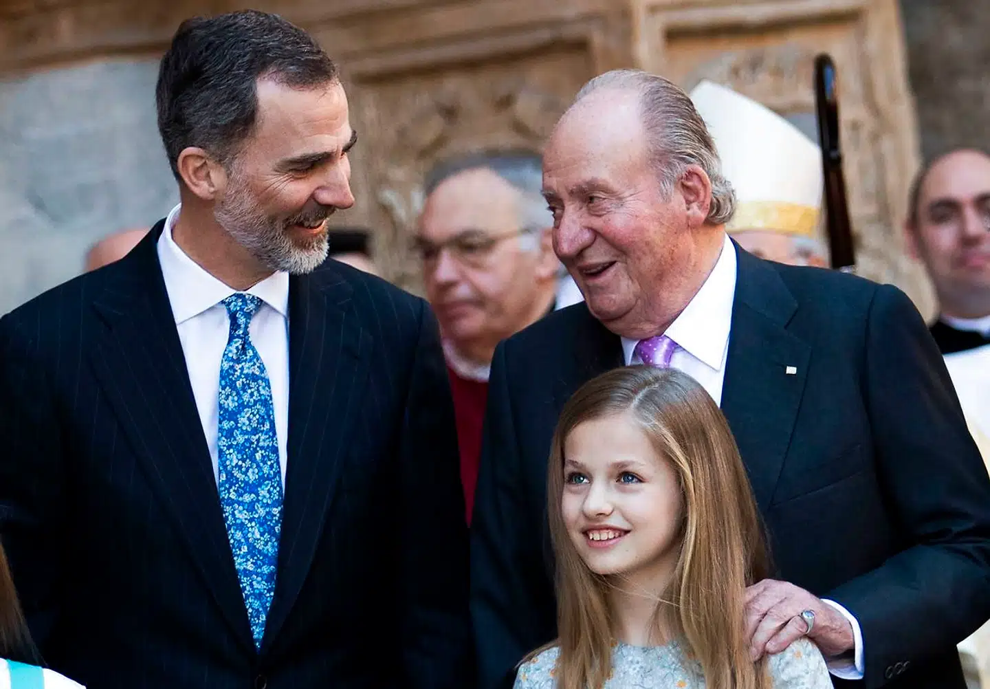 Tre generationer af det spanske Borbón-dynasti fotograferet i 2018, mens forholdet mellem dem endnu var relativt godt. Afsløringer om økonomisk kriminalitet, der sidste år fik Juan Carlos til at gå i eksil, gør ikke blot livet surt for Felipe 6. Også kronprinsessen lider under den fjendtlige stemning, som farfarens synder har skabt.