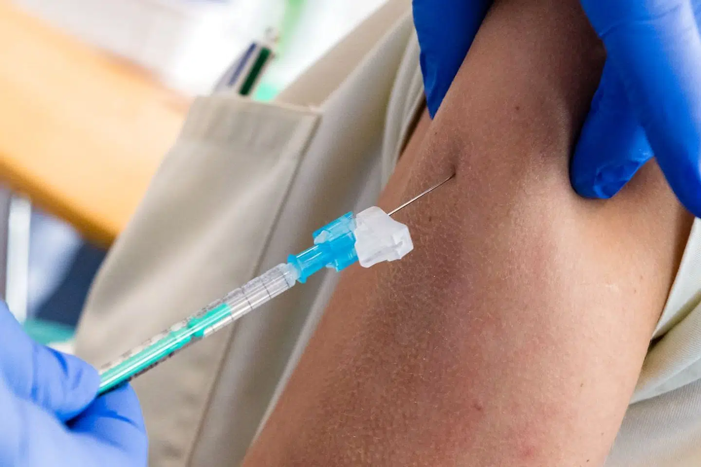 Arkivfoto. AstraZeneca-vaccinen er ikke helt lige så effektiv som de øvrige vacciner, der er godkendt i Danmark. Til gengæld er den noget lettere at opbevare og transportere.