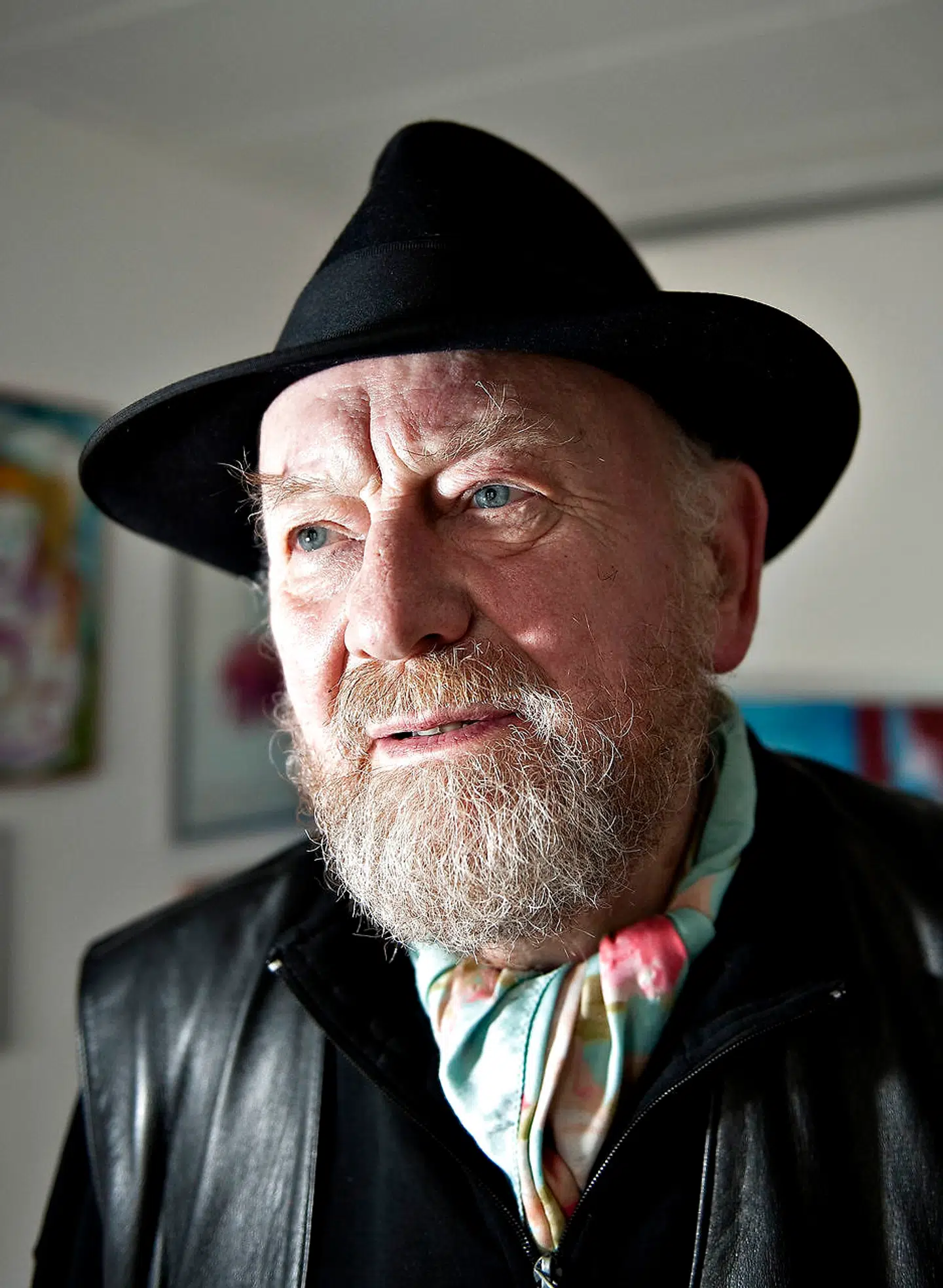 Tegneren Kurt Westergaard er kendt for sine Muhammed-tegninger. Berlingske bringer en artikel med Westergaard lørdag, fordi manden, der brød ind i tegnerens hjem med en økse for omkring ti år siden, er på fri fod.