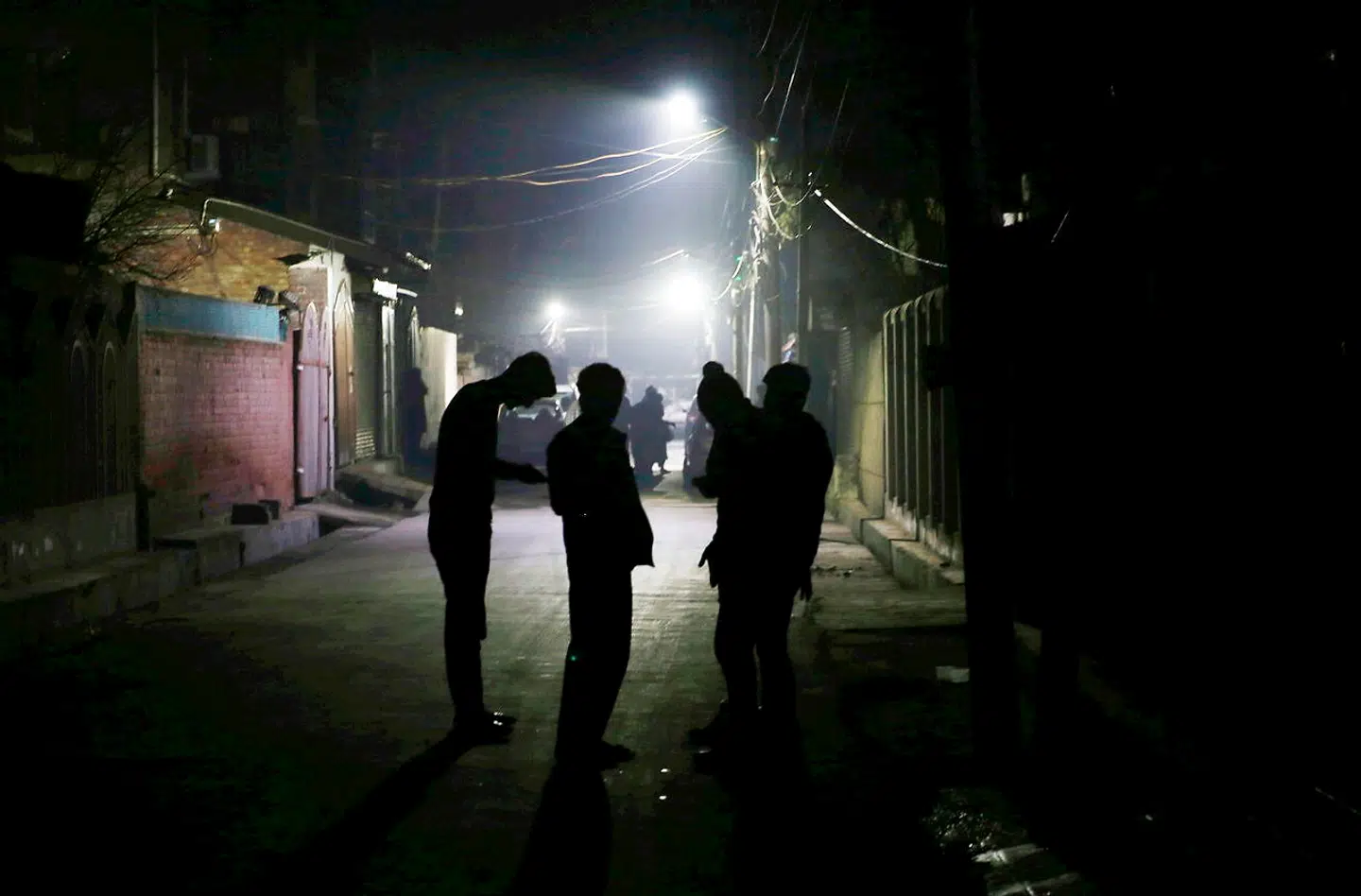 Et kraftigt jordskælv på grænsen mellem Tadsjikistan og Xinjiang-regionen i det vestlige Kina har fredag sendt rystelser ud i et stort område i Centralasien.