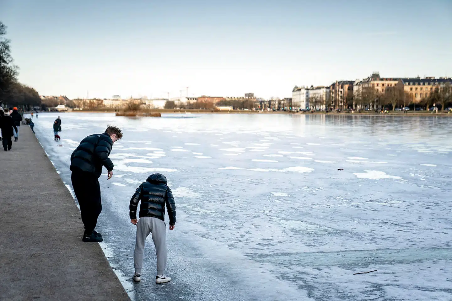 Kommunen har indkaldt ekstra mandskab på arbejde lørdag for at måle istykkelsen på de søer, hvor den er tæt at nå den sikre grænse på 18 centimeter.