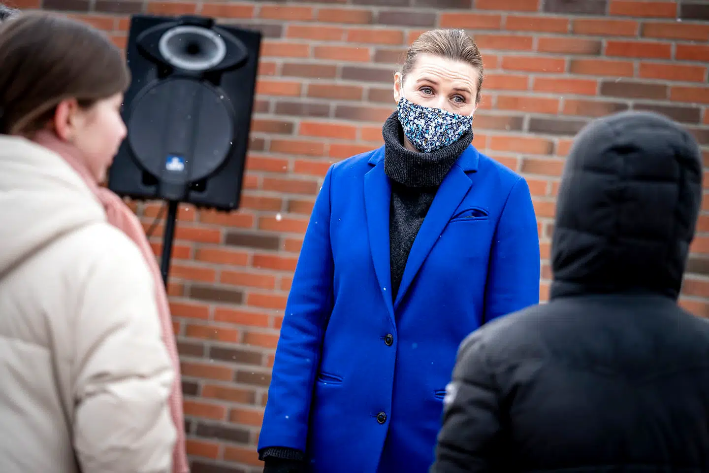 Statsminister Mette Frederiksen (S) taler med elever under besøg på Allerslev Skole i Lejre Kommune på Sjælland, mandag den 8. februar 2021. 0.-4. klasse kan fra i dag gå i skole igen.. (Foto: Mads Claus Rasmussen/Ritzau Scanpix)