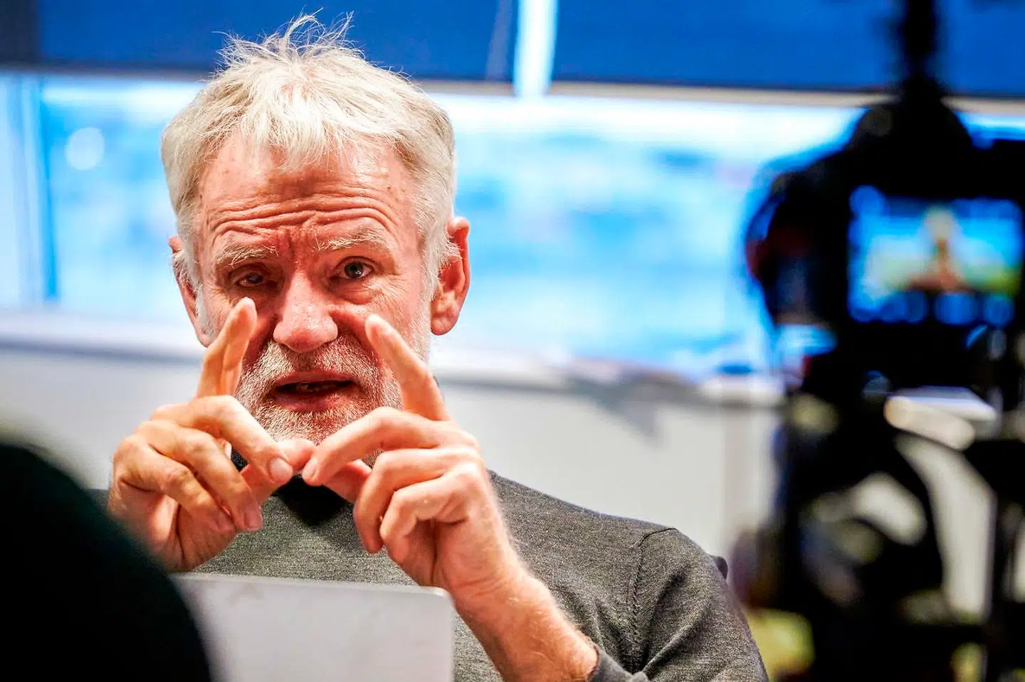 Kari Stefansson, islandsk neurolog og biogenetiker samt direktør for virksomheden deCODE genetics, har kortlagt stort set hele den islandske befolknings arvemasse, hvilket gør det lille ø-samfund særlig interessant for vaccineproducenter.