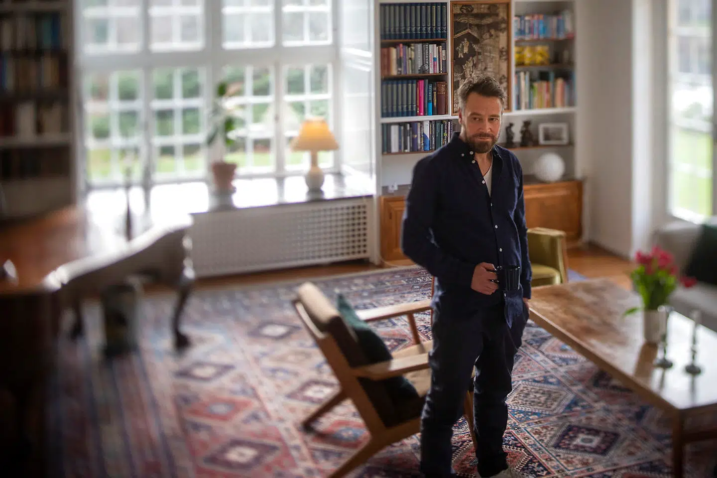 Det smukke, gule stråtækte hus i Snekkersten, som Daniel Dencik og hans familie for nyligt er flyttet ind i, blev oprindeligt bygget af en velhavende tæppehandler i 1940erne.