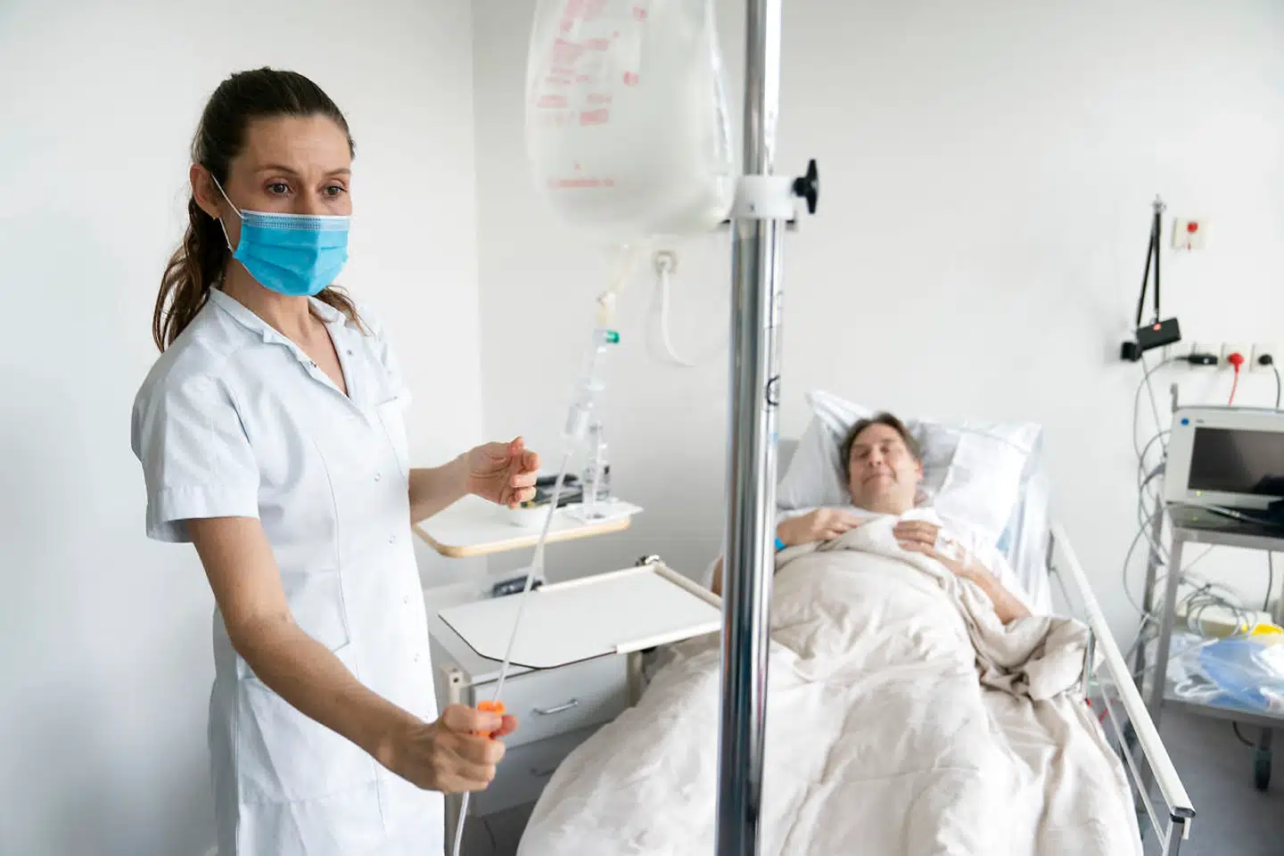 Også under anden bølge af coronaepidemien i december og januar er mange patienter havnet på ventelister på de offentlige sygehuse og henvises nu i stedet til privathospitaler. Hér er sygeplejerske Anne i gang med at behandle Hans, der er indlagt på privathospitalet Capio i Hellerup.