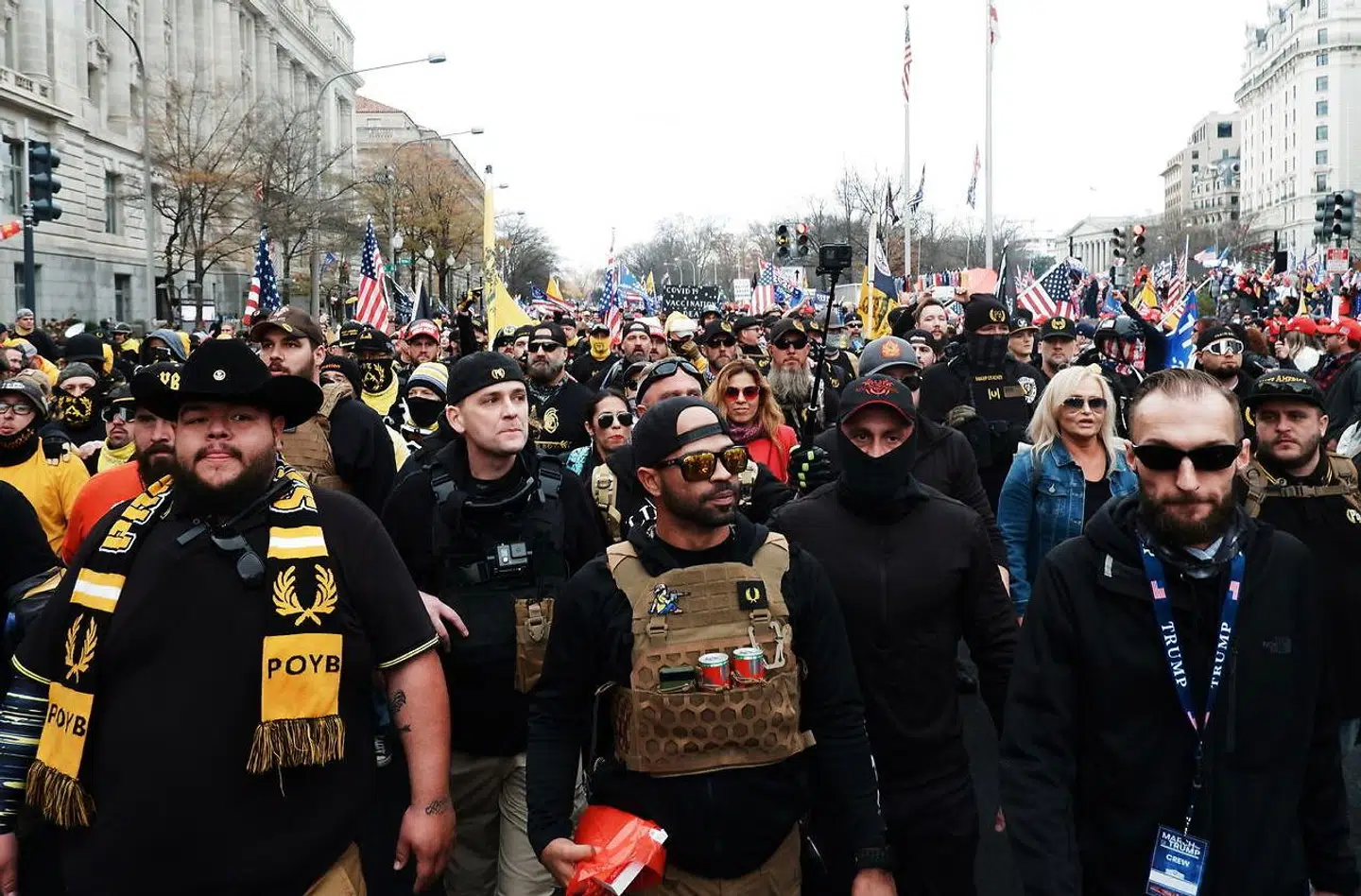 Anklagerne hævder, at Proud Boys, herunder gruppens leder, Enrique Tarrio (forrest i midten), allerede tilbage i december begyndte at opfordre sine medlemmer til at rejse til Washington D.C. 6. januar.