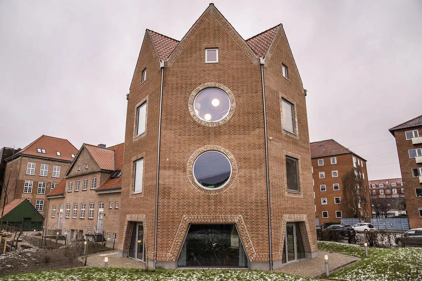 »Vi er fortvivlede over ødelæggelserne af ældre bymiljøer og de atmosfæreløse nye bydele,« skriver Jep Loft. Arkitekturoprøret fremhæver »Tidsmaskinen« på Amager som et stykke vellykket arkitektur.