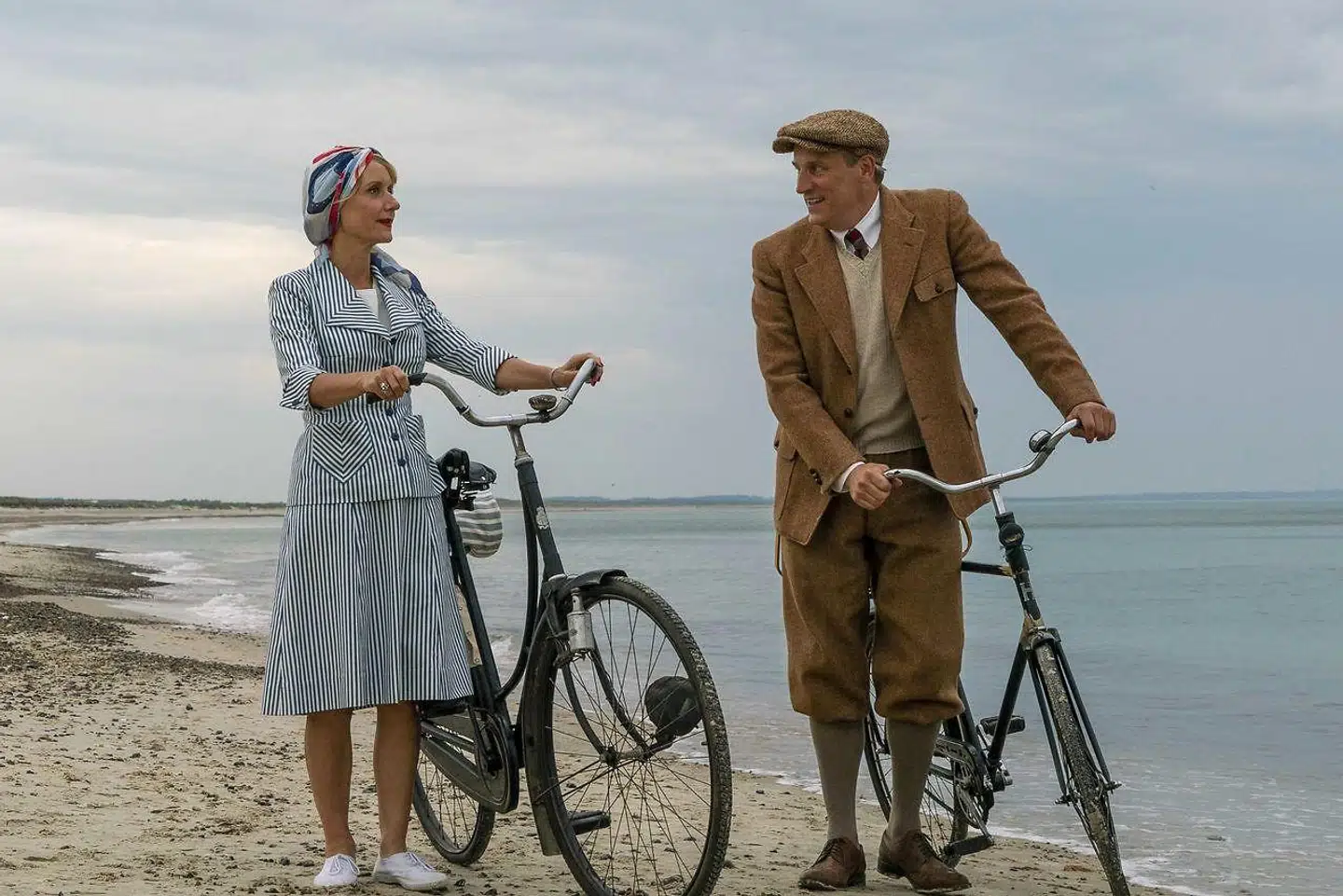 »I det hele taget er der færre entydige typer i Badehotellet end i Matador. Og bedre skuespil. Badehotellet har erstattet Matador, der nu kun er på anden plads,« skriver Hans Hauge.