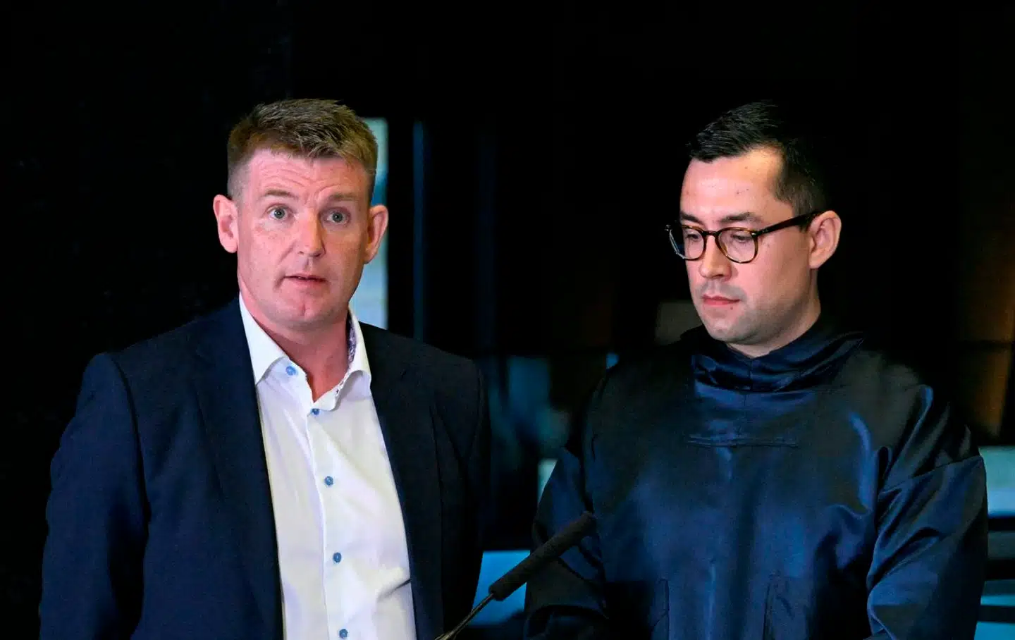 Den grønlandske selvstyreformand, Muté B. Egede (th.), og den færøske lagmand, Aksel V. Johannesen (tv.), mener, at det nordiske samarbejde er delt op i et hold 1 og et hold 2. Det kan få konsekvenser for rigsfællesskaber, hvis de ikke behandles mere ligeværdigt, siger de til Politiken. (Arkivfoto).