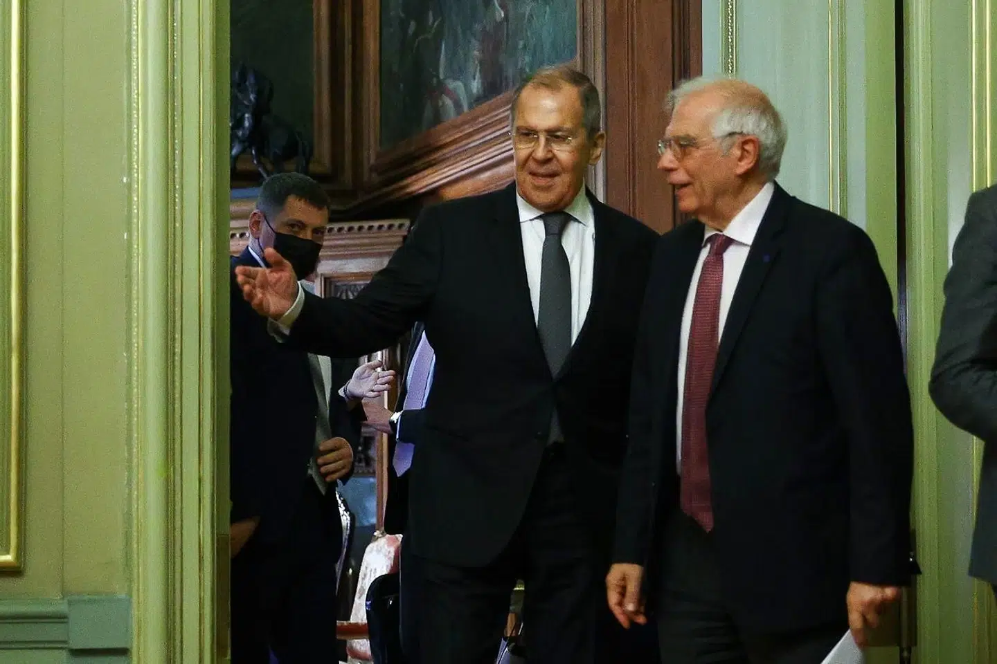 Den russiske udenrigsminister, Sergej Lavrov, modtog EUs udenrigsminister, Josep Borrell, og mødet udviklede sig ikke helt planlagt. Faktisk blev Borrell udsat for en russisk modoffensiv, som satte Borrell skakmat.