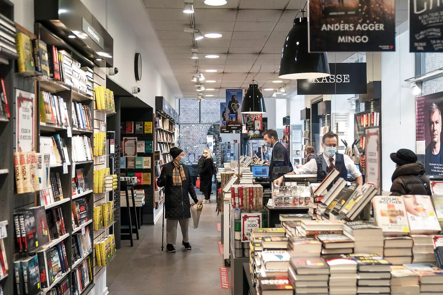 De store forlag kom godt gennem coronaåret 2020. Salget af lydbøger gik massivt frem, og også papirbogen klarede sig godt. Foto fra boghandelen Arnold Busck på Købmagergade i København.