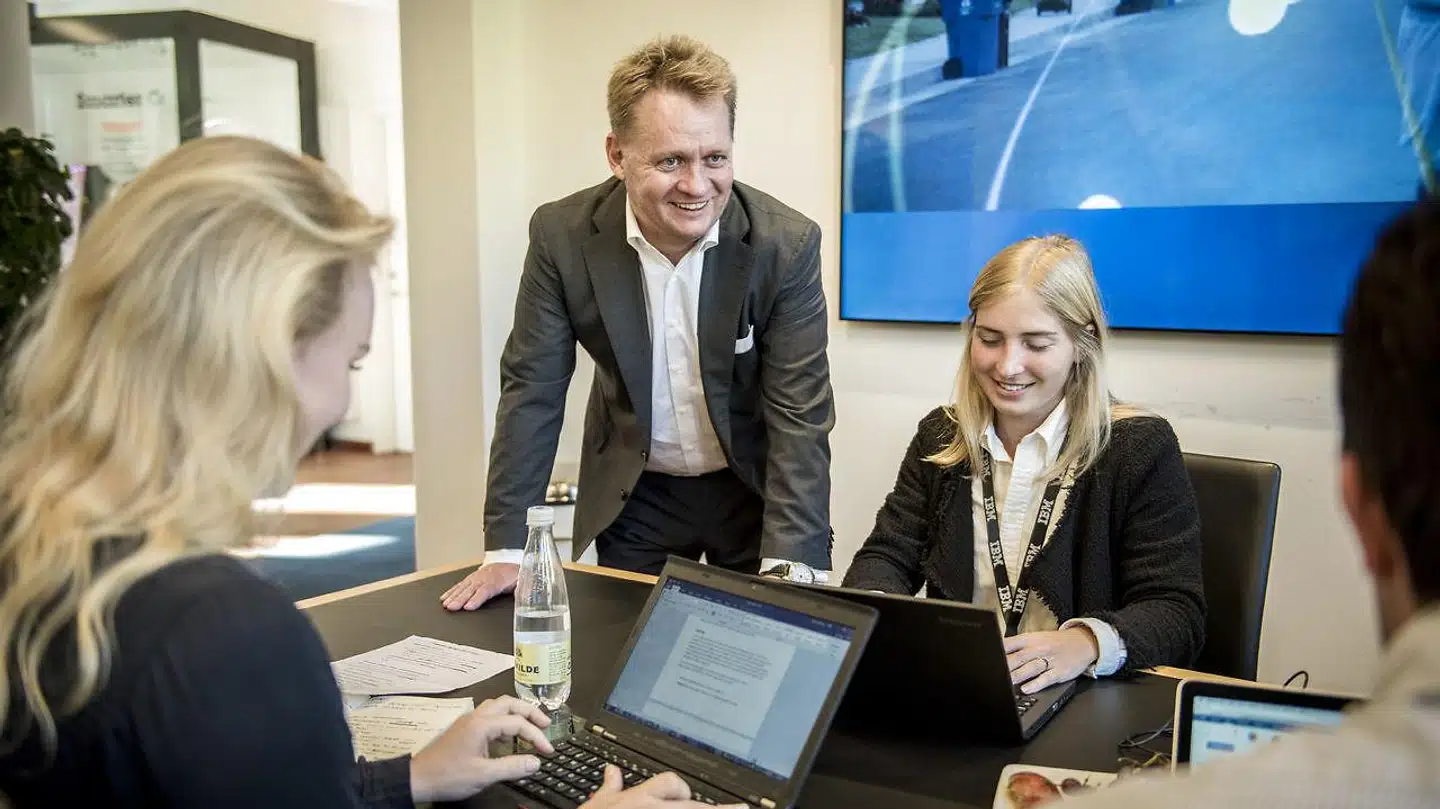 Henrik Bodskov (stående i midten) skal i løbet af i år splitte den danske del af IBM, som han har stået i spidsen for gennem fem år, i to selvstændige selskaber for at være klar til fremtiden.