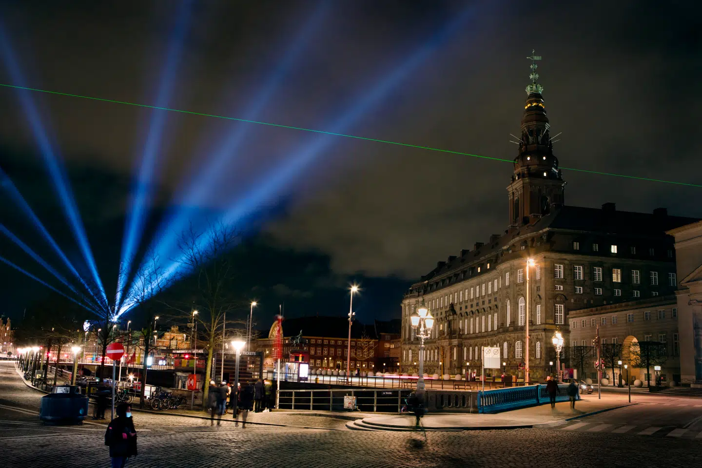 Både »Green Beam« og »Slør« inddrager himlen omkring sig og gør hele byen til et skulpturelt rum.