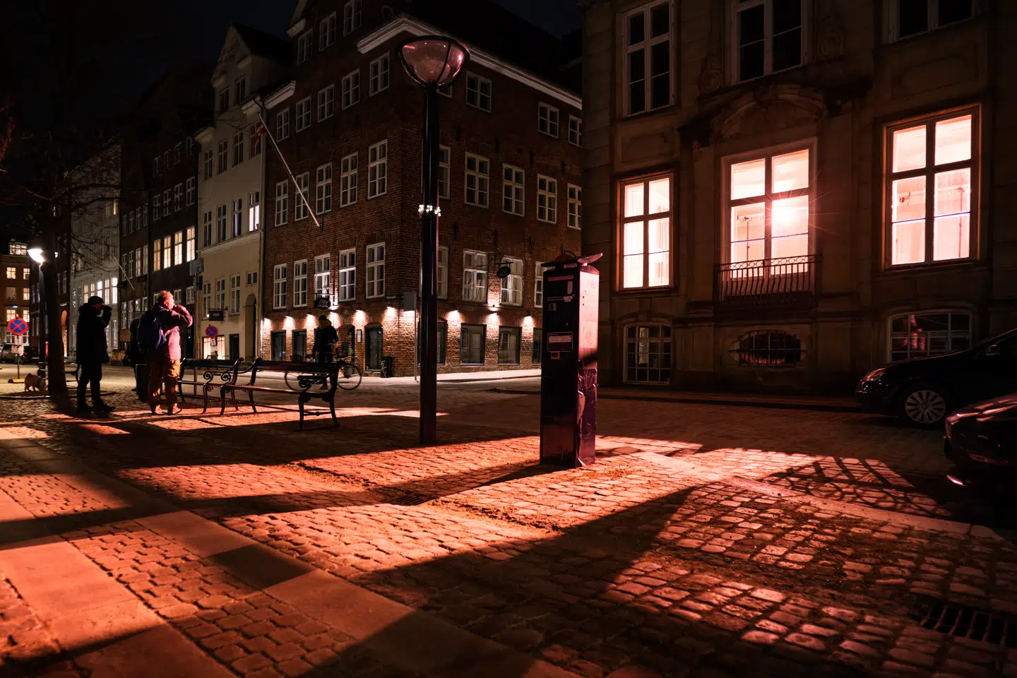 Er det nogen, der har glemt at slukke lyset? Nej det er værket »Electric Sun«.