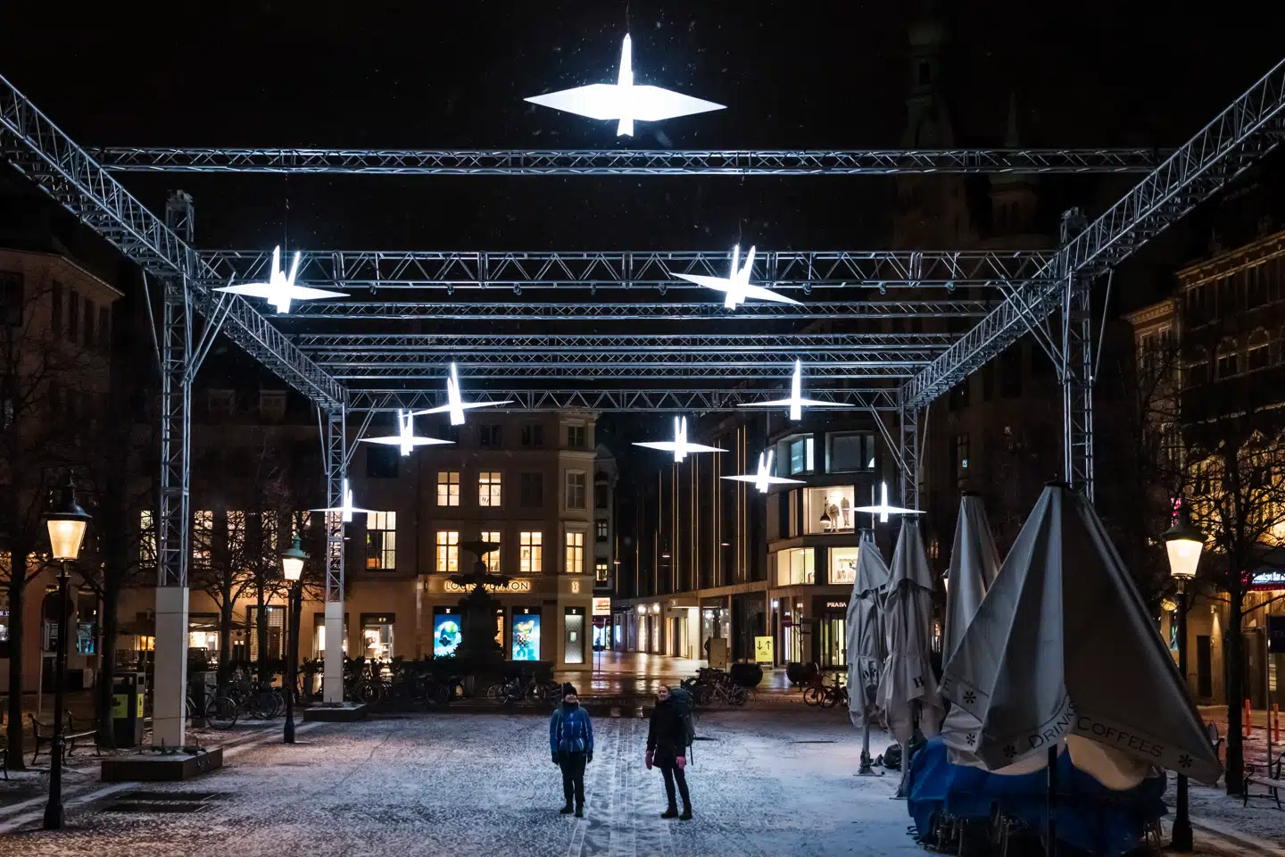 De svævende origami-svaner i værket »Ånd« skaber et luftigt tag over Højbro Plads