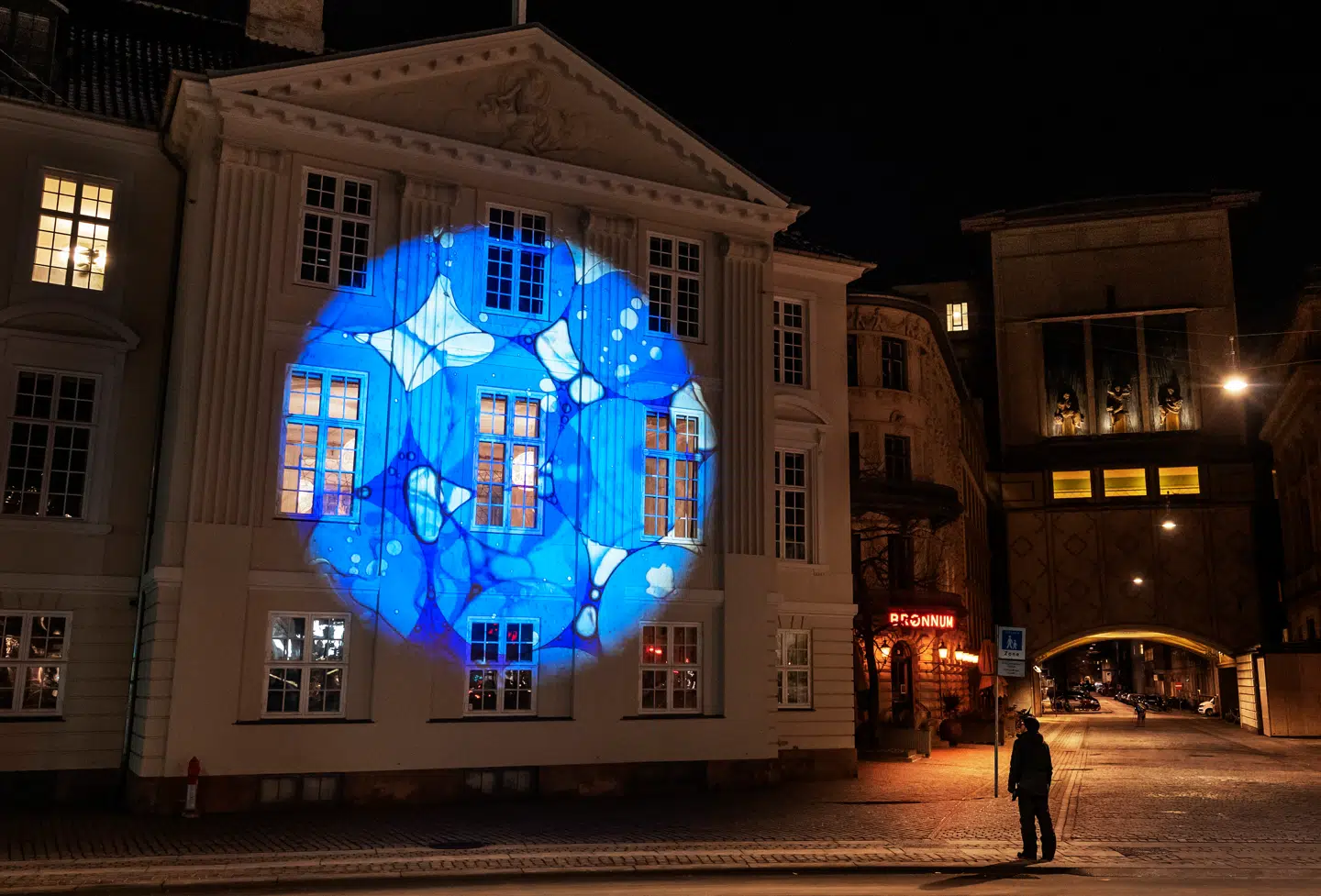 Det ligner de våde dias fra min ungdoms flipperfester, men det er lysværket »The Ice is Melting – at the Pøules«. Stemningsfuldt projiceret op på Harsdorffs Hus.