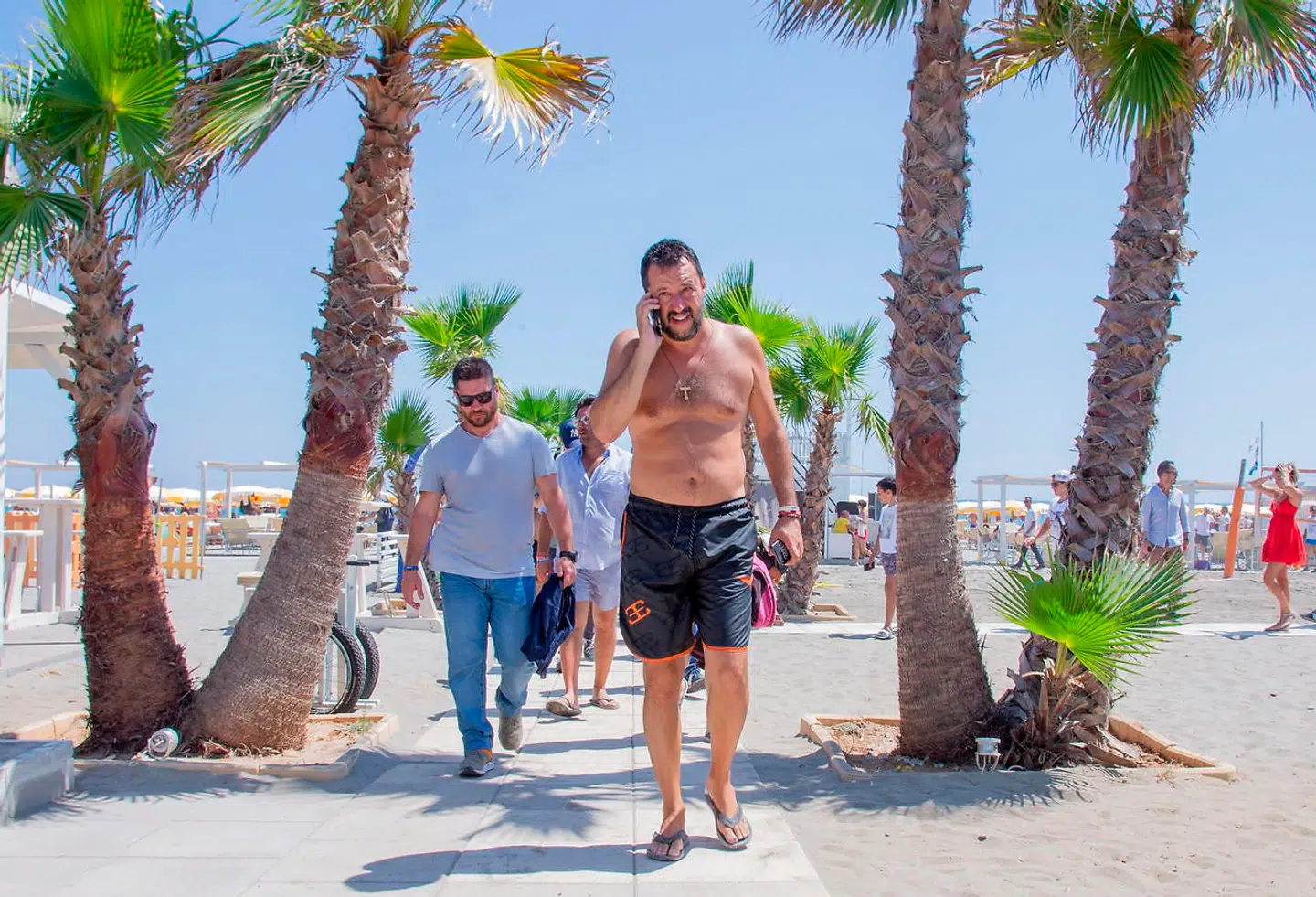 Matteo Salvini forlader stranden i syditalienske Policoro efter en af talerne under sin »beach tour«. Og man skal ikke lade sig narre af hans image som buttet og hyggelig latino-strandløve, advarer meningsdannere.