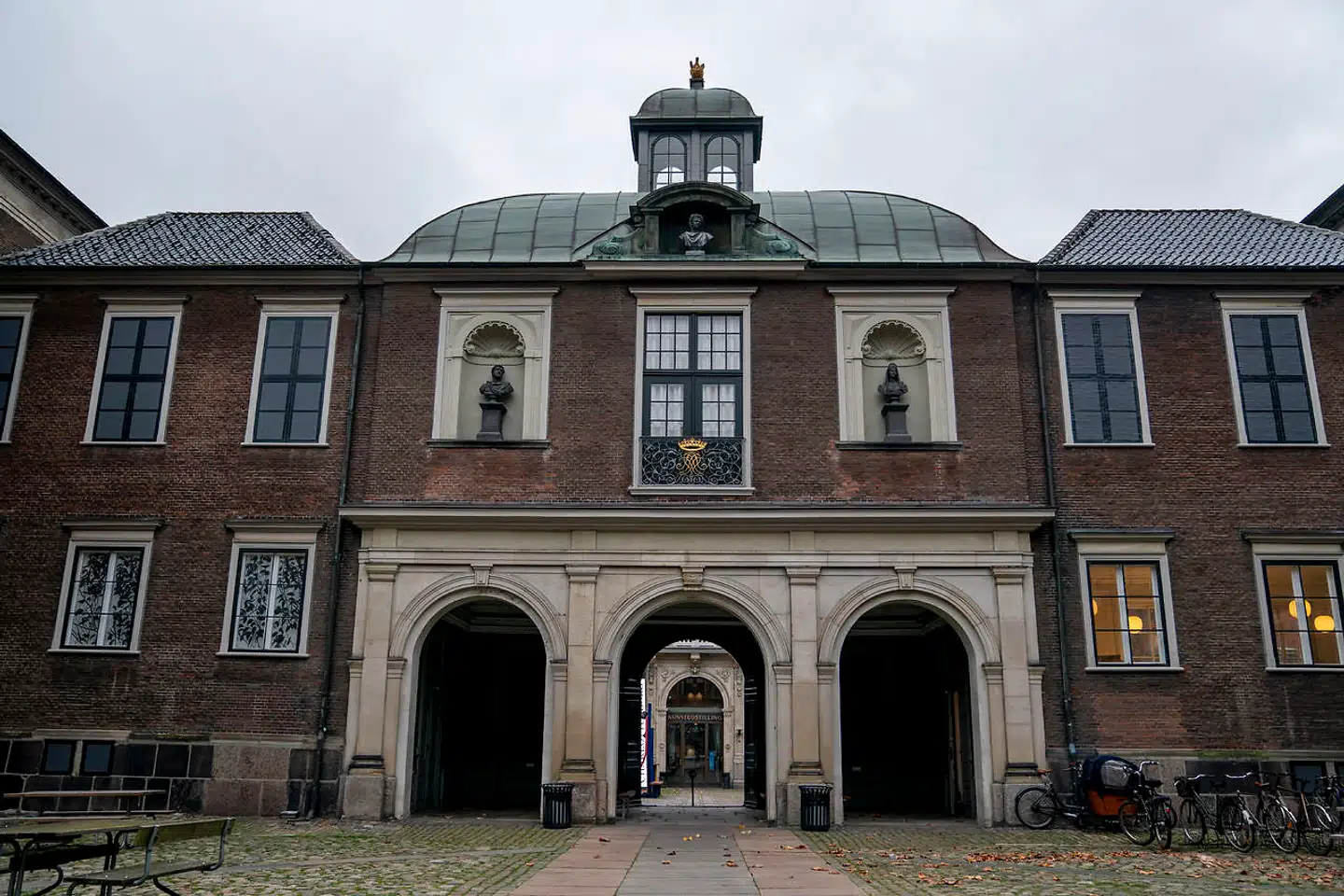 Kunstakademiet. En anonym kunstergruppe har smidt en buste af Frederik V i havnen.