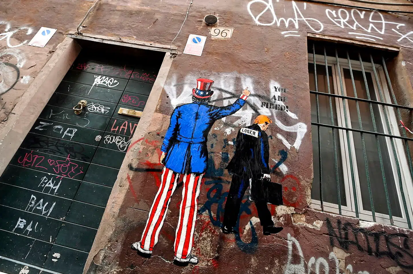 Et vægmaleri i det romerske Trastevere-kvarter tager sarkastisk afsked med USAs tidligere præsident Donald Trump.