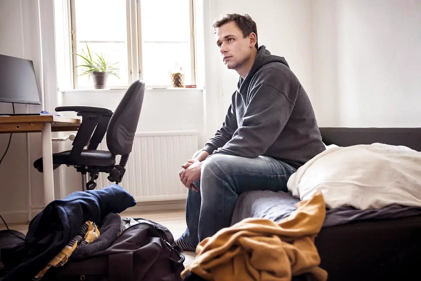 29-årige Marius Godballe er flyttet ind på sin søsters sovesofa i en lejlighed på Nørrebro. Han kvittede job og bolig for at starte på højskole, men er endnu ikke startet på grund af nedlukningen.