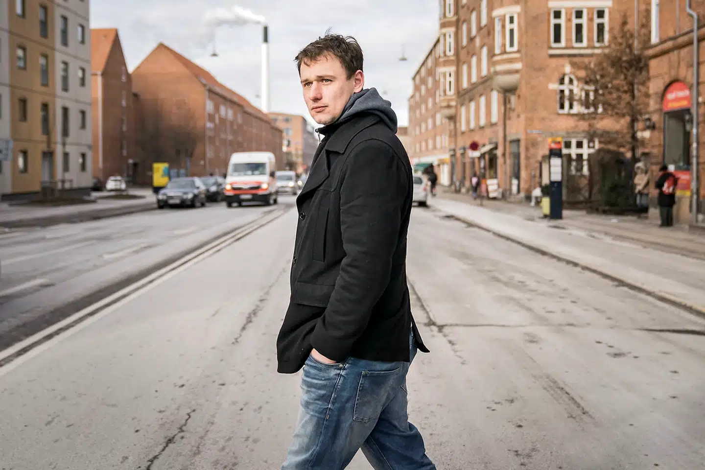 Marius Godballe har ikke det store at lave, nu hvor han bor hos sin søster på Nørrebro og hverken har job eller højskoleophold at bruge sin tid på. Han håber, at politikerne snart vil kigge på, hvornår de kan genåbne højskolerne.