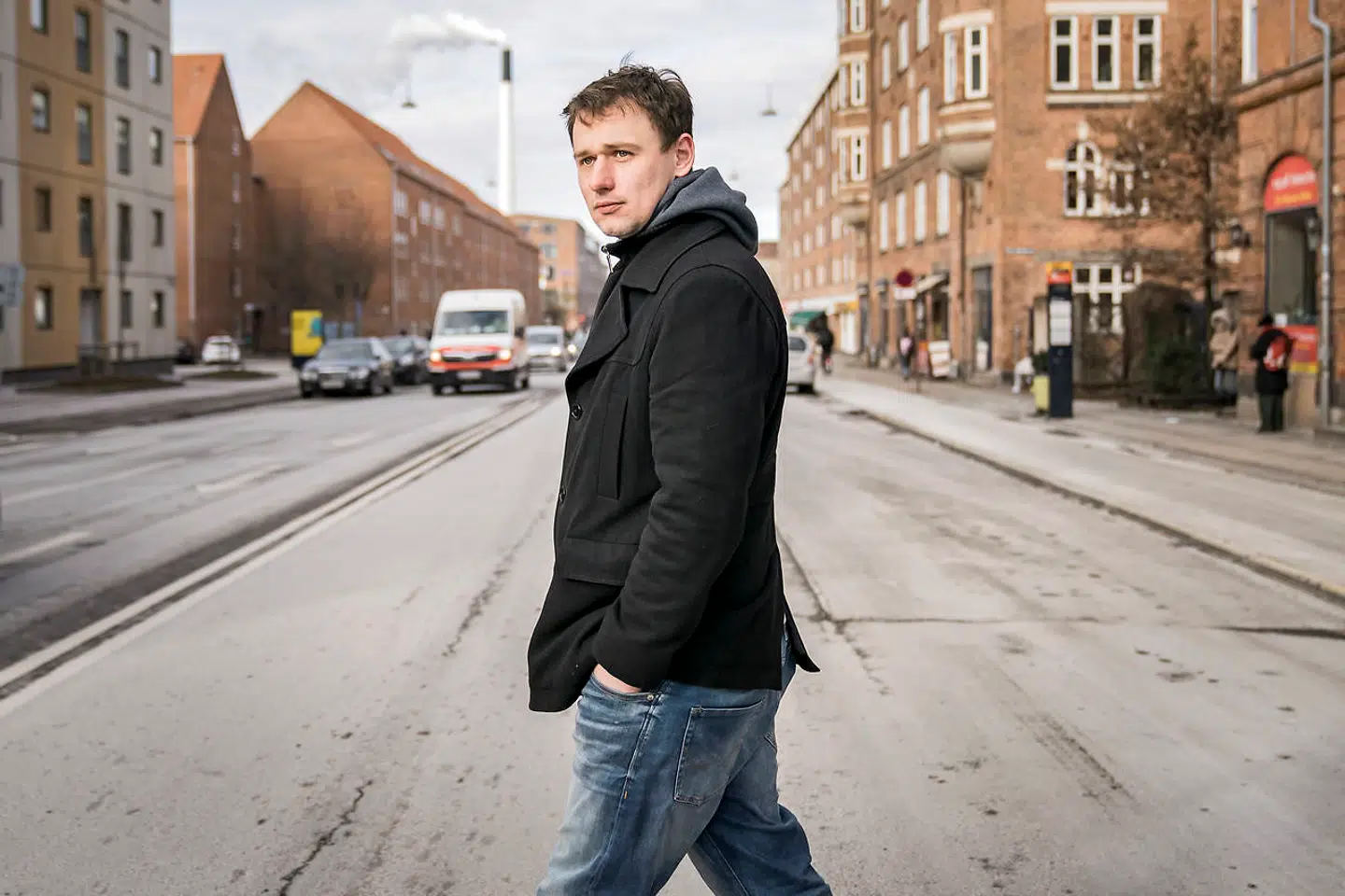 Marius Godballe har ikke det store at lave, nu hvor han bor hos sin søster på Nørrebro og hverken har job eller højskoleophold at bruge sin tid på. Han håber, at politikerne snart vil kigge på, hvornår de kan genåbne højskolerne.